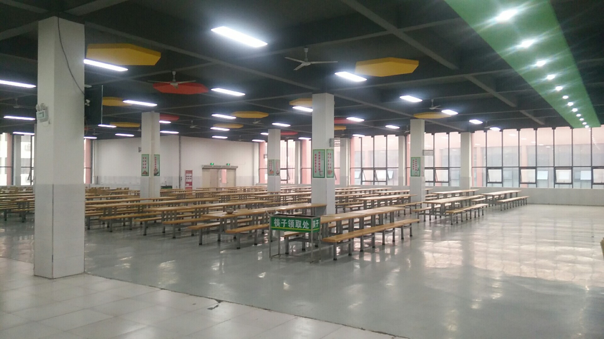 学校在保障学校食堂食品安全方面应注意哪些问题？